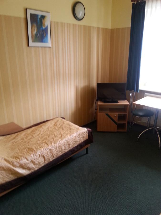 Max Na Terenie Stacji Mol Hotell Radzymin Eksteriør bilde