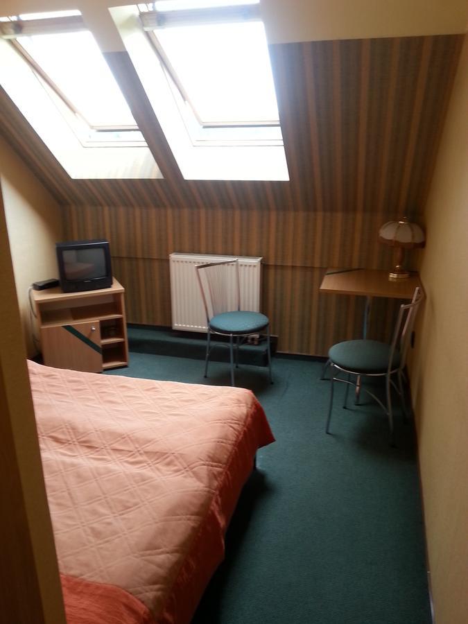 Max Na Terenie Stacji Mol Hotell Radzymin Eksteriør bilde